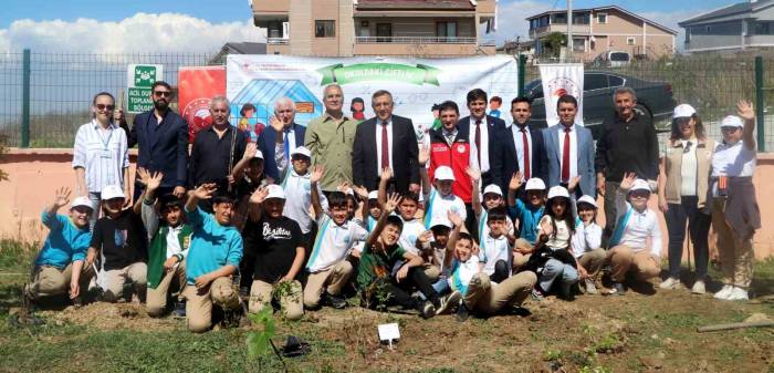 Yalova’da Öğrenciler Okul Bahçesine Meyve Ağacı Fidanı Dikti