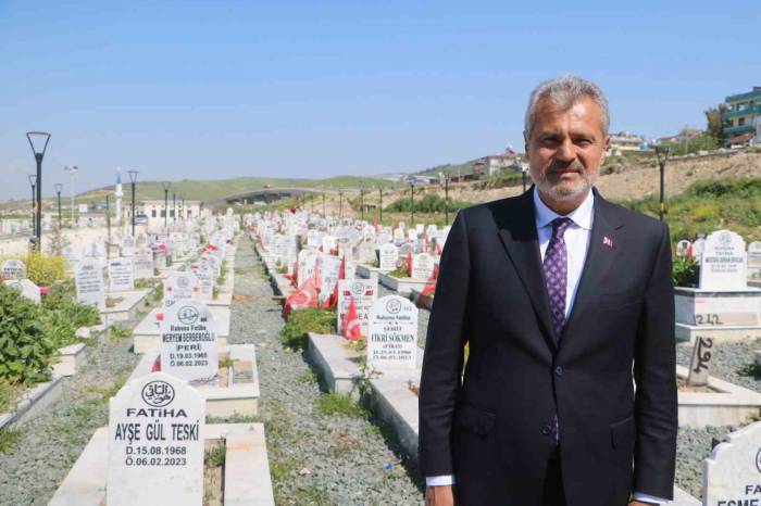 Hatay Büyükşehir Belediye Başkanı Öntürk’den İlk Ziyaret Deprem Şehitliğine