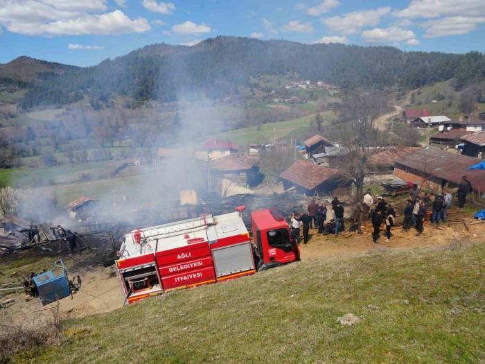 Alevlere Teslim Olan Ev, Atölye, Ahır Ve Garaj Küle Döndü