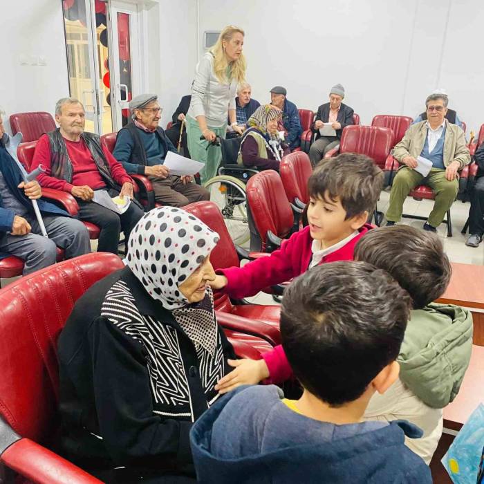 Minik Öğrenciler Büyüklerini Unutmadı
