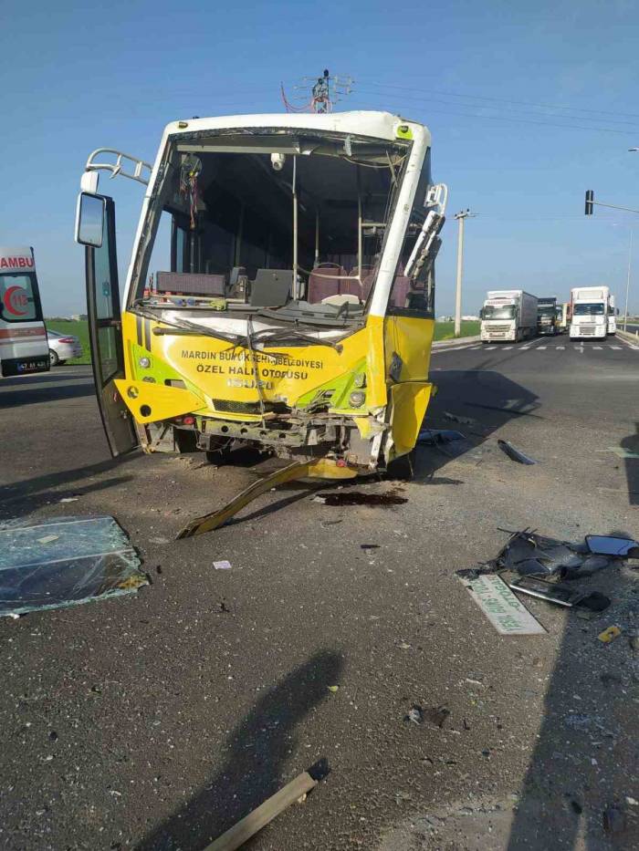 Mardin’de Tır İle Halk Otobüsü Çarpıştı: 12 Yaralı