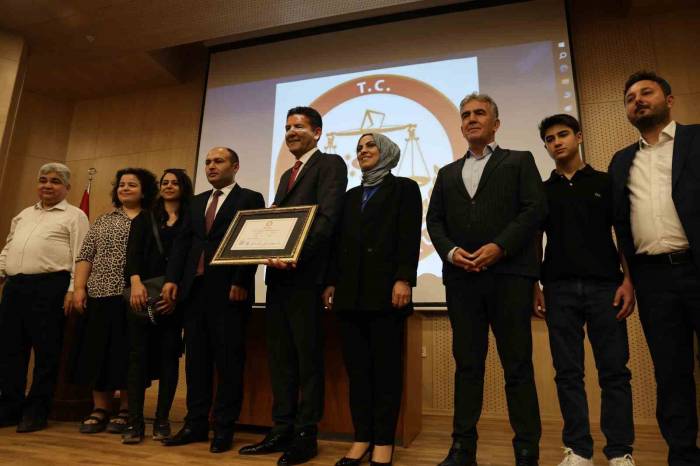 Kozan Belediye Başkanı Mazbatasını Alıp, Mezarlıkta Gözyaşlarına Boğuldu