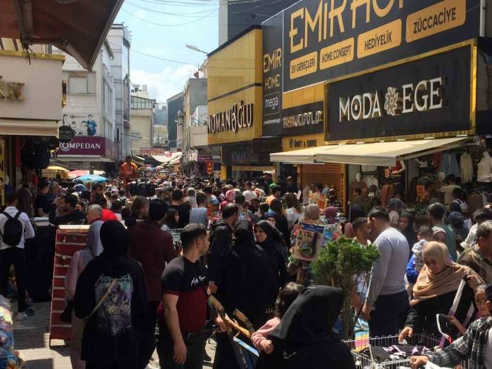 Adana’da Vatandaşlar Bayram Öncesi Alışverişe Akın Etti