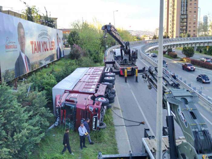 Ataşehir’de Sebze Yüklü Kamyon Virajı Alamayarak Yan Yattı
