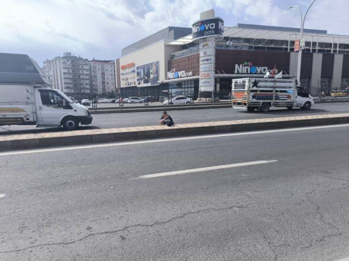 Diyarbakır’da Ninova Park Avm Önünde Canını Hiçe Sayan Şahıs Yolun Ortasına Tuvaletini Yaptı
