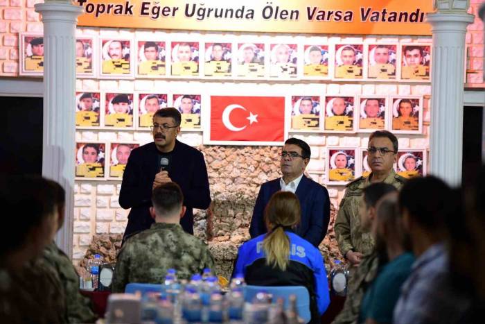 Vali Çelik, Polisle İftarını Açtı