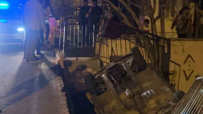 Kontrolden Çıkan Otomobil Bahçeye Uçtu... O Anlar Kamerada