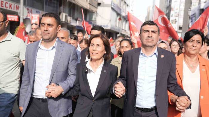 Seyhan Belediye Başkanı Seçilen Oya Tekin Mazbatasını Alıp Görevine Başladı