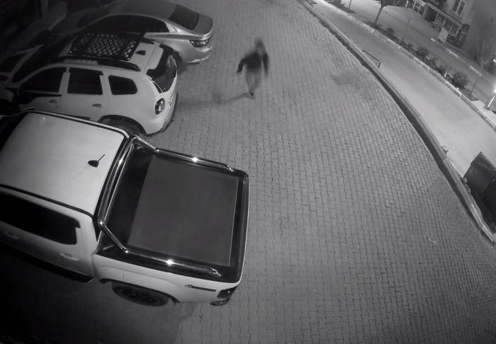 Şırnak’ta Şüpheli İle Polis Arasındaki Kovalamaca Güvenlik Kamerasına Yansıdı