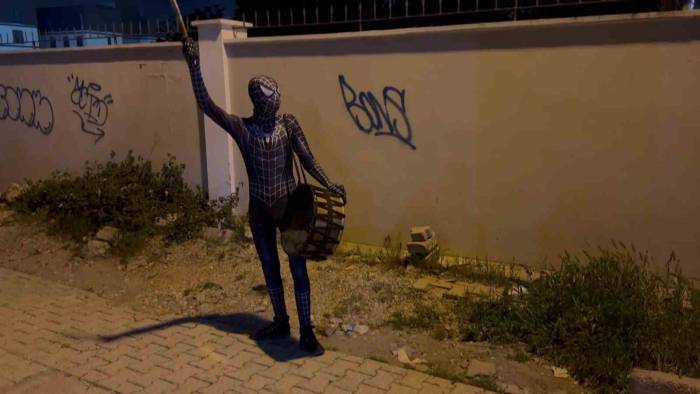 Adanalı Örümcek Adam Davul Çalarak Vatandaşları Sahura Kaldırdı
