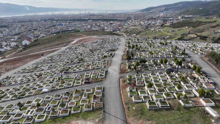 Derince’de Mezarlık Ziyaretlerine Ücretsiz Servis