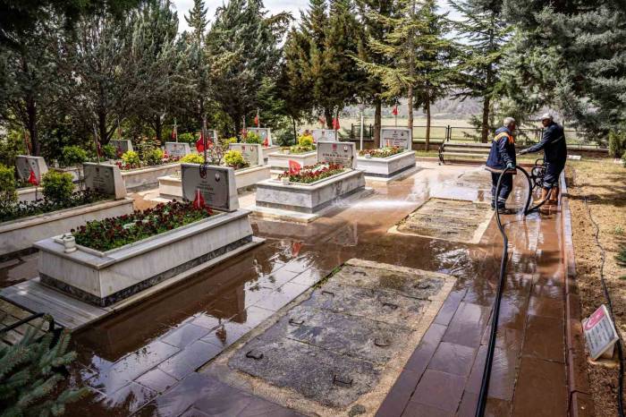 Tokat’ta Şehitlikler Temizlendi