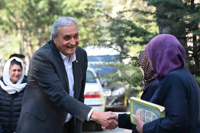 Başkan Bakkalcıoğlu, Mezarlık Ziyaretine Gelen Hemşehrilerinin Bayramını Kutladı