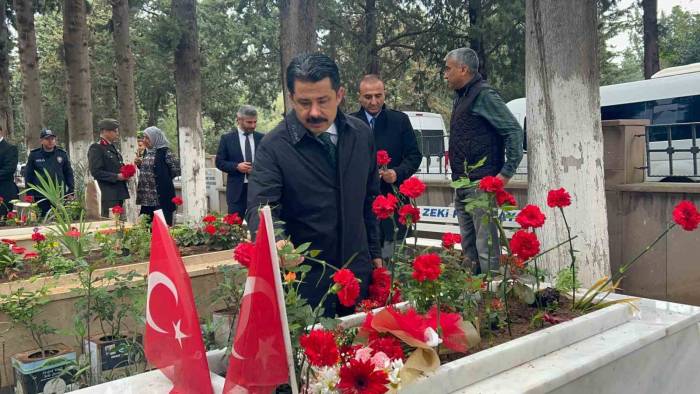 İskenderun’da Ramazan Bayramı Öncesi Şehit Mezarlarına Karanfil Bırakldı
