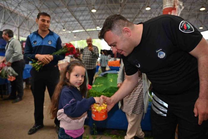 Kepez Zabıtasından Şeker Ve Çiçekli Bayram Tebriği