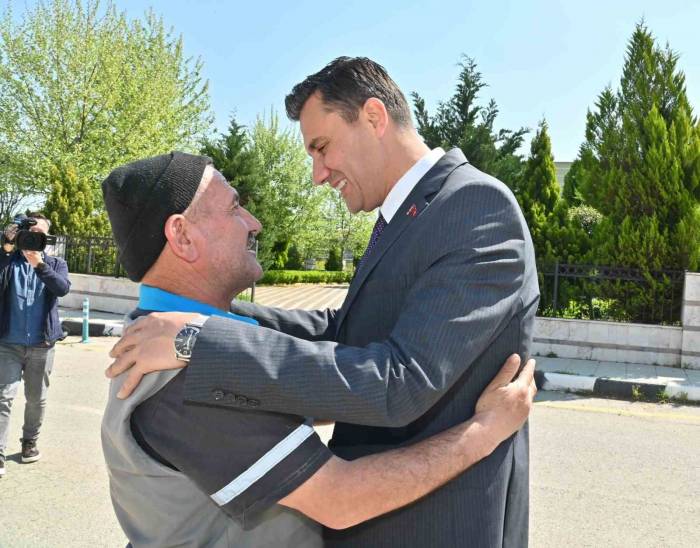 Başkan Zeyrek Belediye Personeli Ve Huzurevi Sakinleriyle Bayramlaştı