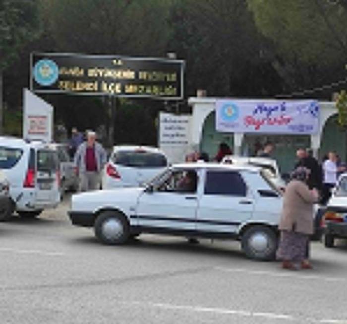 Selendi’de Mezarklılara Ziyaretçi Akını