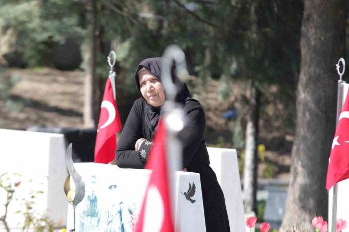 Bayram Öncesinde Şehit Ailelerinin İlk Durağı Yine Şehitlikler Oldu