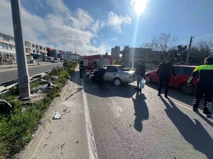 Virajı Alamayan Sürücü Bariyerlere Çarptı: 1 Yaralı