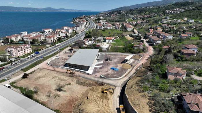 Karamürsel Terminal Binasında Çatı İmalatı Tamamlandı