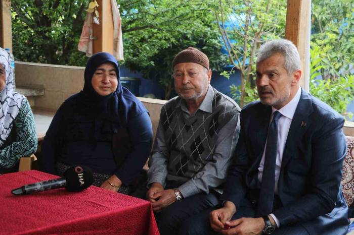 "Depremde 5 Evladım Gitti" Diyen Gözü Yaşlı Anneye Belediye Başkanından Bayram Ziyareti