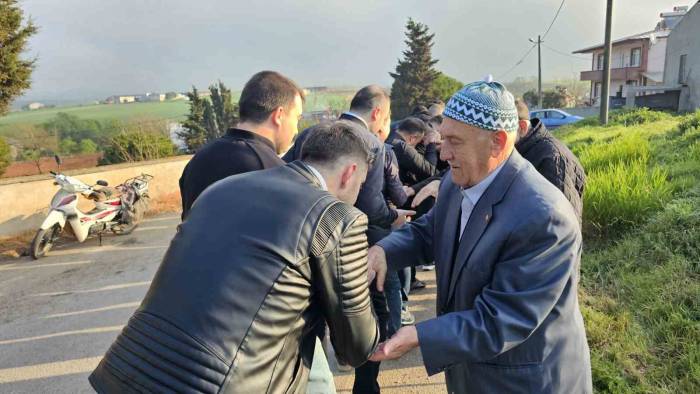 Bandırma’da Bayram Namazı Sonrası Mezarlıkta Bayramlaşma