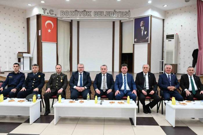 Bozüyük’te Protokol Ve Vatandaşlar Düzenlenen Törenle Bayramlaştı