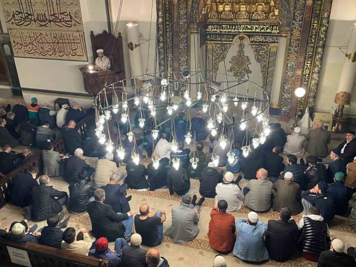 Bursa’da Binlerce Vatandaş Camilere Akın Etti