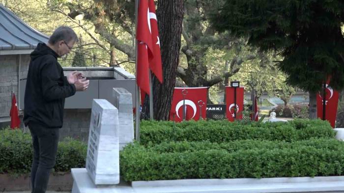 Şehitlikte Hüzünlü Bayram