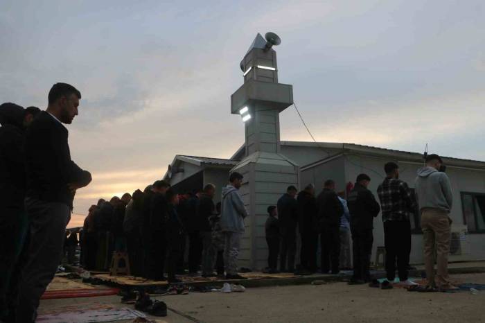 Depremzede Vatandaşlar Konteyner Camide Bayram Namazlarını Kıldılar