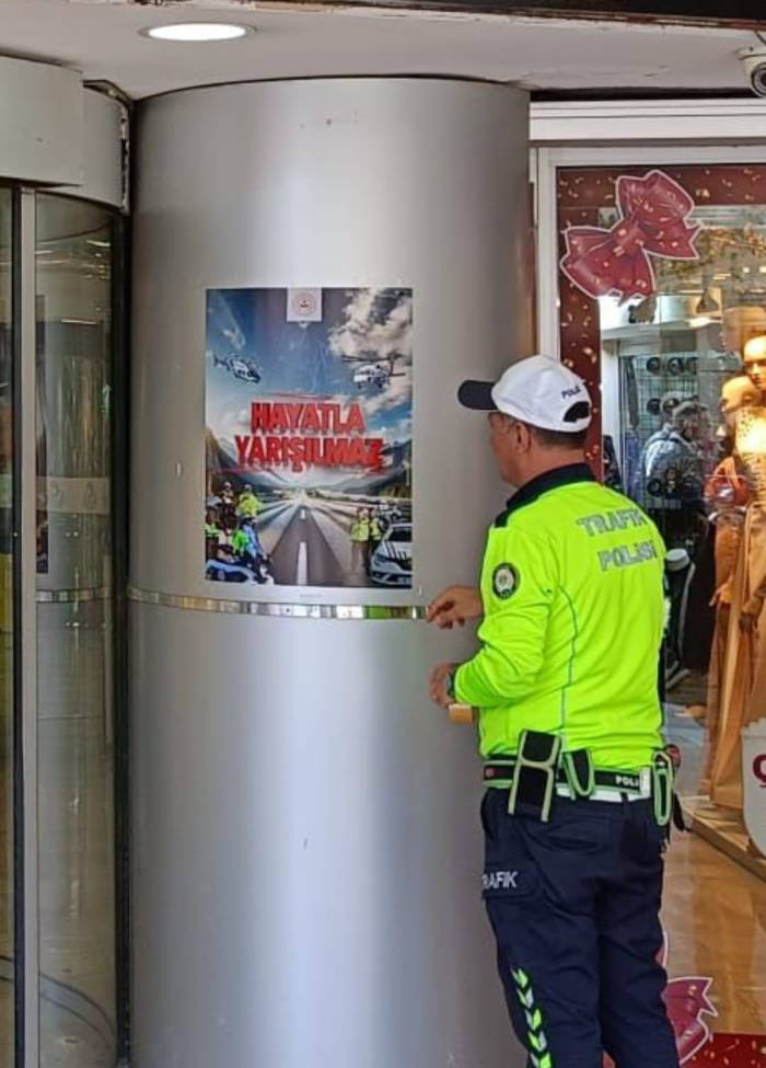 ‘Hayatla Yarışılmaz’ Afişleri İle Trafik Güvenliğine Dikkat Çekildi