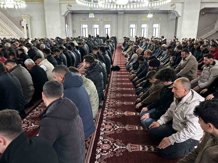 Yüksekova’da Bayram Namazında Vatandaşlar Camileri Doldurdu