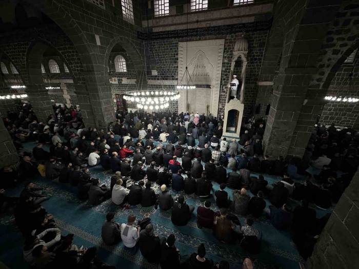 Diyarbakır’da Vatandaşlar Bayram Namazı İçin Ulu Cami’ye Akın Etti