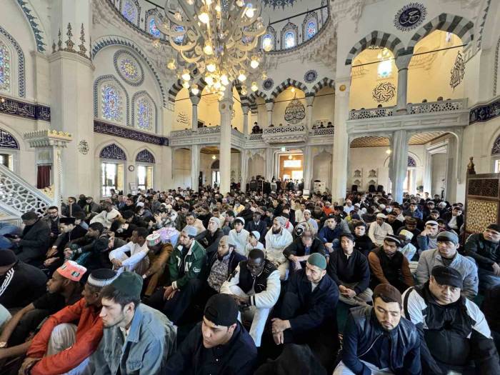 Japonya’daki Müslümanlar Ramazan Bayramı Namazı İçin Tokyo Camii’ne Akın Etti