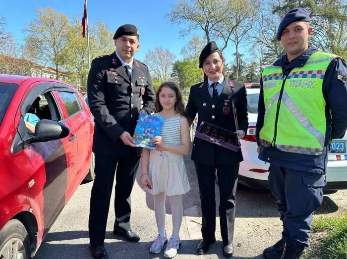 Babaeski’de Jandarma Ekiplerinden Sürücülere Şeker İkramı