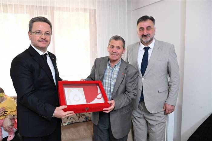 Vali Ünlü Bayramda Şehit Ailesi Ve Huzurevi Sakinlerini Yalnız Bırakmadı