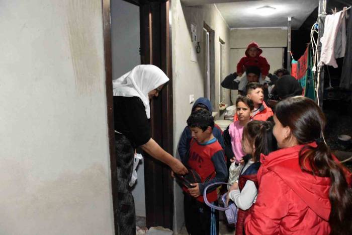 Bayram Öncesi Ellerinde Poşetler, Dillerinde Manilerle Ev Ev Dolaşıyorlar