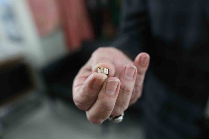 Tırnaktan Bile Küçük İncil, Görenleri Hayrete Düşürüyor