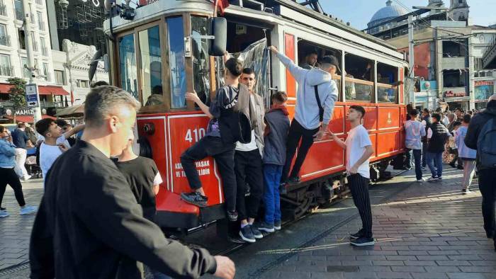 İstiklal Caddesi’nde Nostaljik Tramvay Seferleri Durduruldu