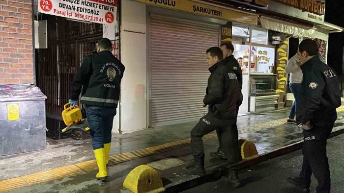 İş Merkezindeki Metruk Daire Alevlere Teslim Oldu, 2 Kişi Can Havliyle Dışarıya Çıktı
