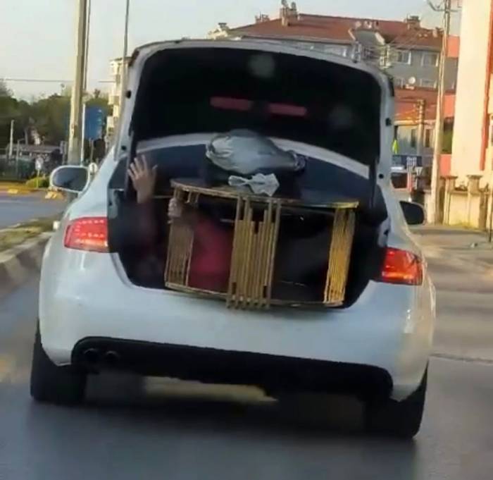 Otomobilin Bagajında Sehpa Taşıyan Vatandaşı Görenler Dönüp Bir Daha Baktı