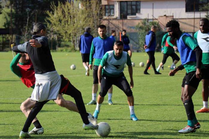 Sakaryaspor, Erzurumspor Fk Mesaisine Devam Ediyor