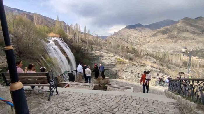 Tortum Şelalesi’nde Bayram Yoğunluğu