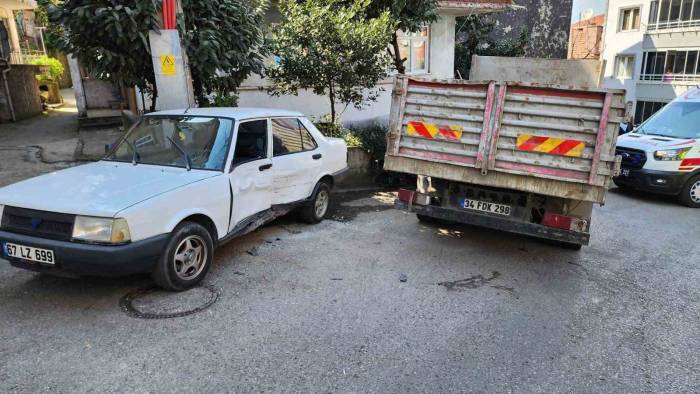 Freni Boşalan Kamyonet Araca Çarparak Durabildi