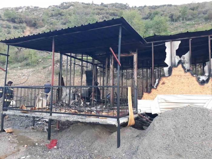 Yangın, Müstakil Evi Kullanılamaz Hale Getirdi