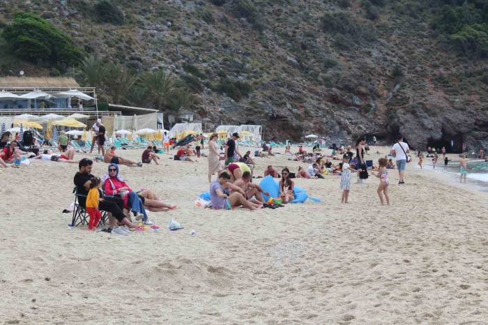 Alanya’da Vatandaşlar Bayramın 3’üncü Gününü Plajda Geçirdi