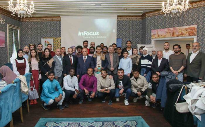 Rektör Çomaklı, Misafir Öğrencilerle Bayramlaştı