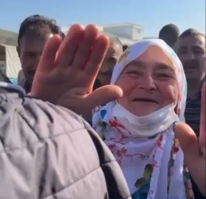 Hayvan Pazarındaki Yaşlı Kadına Yapılan Jest Gülümsetti