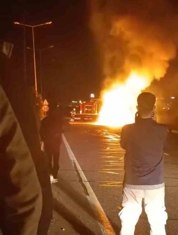 Diyarbakır’da Seyir Halindeki Otomobil Alev Topuna Döndü