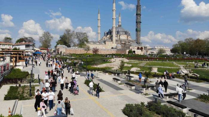 Edirne’ye Turist Akını: Adım Atacak Yer Kalmadı